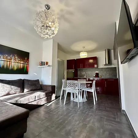 Отель Eden - Centre-ville- Piscine Chauffee, Jacuzzi Et Sauna - Parking Prive Каси