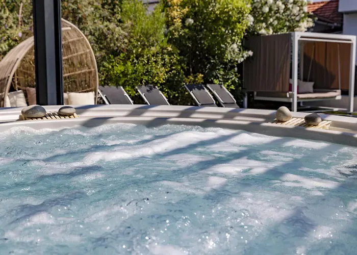 Szálloda Eden - Centre-ville- Piscine Chauffee, Jacuzzi Et Sauna - Parking Prive Cassis