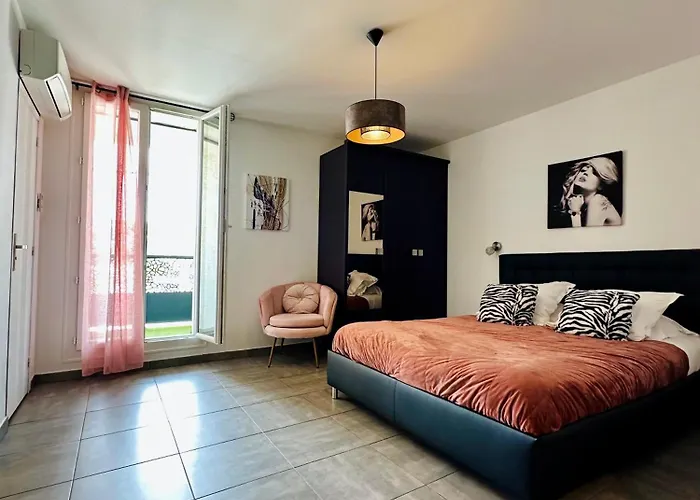 Eden - Centre-ville- Piscine Chauffee, Jacuzzi Et Sauna - Parking Prive Cassis