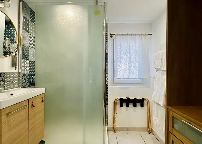 Hotel Hotel Eden Cassis - Centre-Ville- Piscine Chauffee, Jacuzzi Et Sauna - Parking Prive 3*