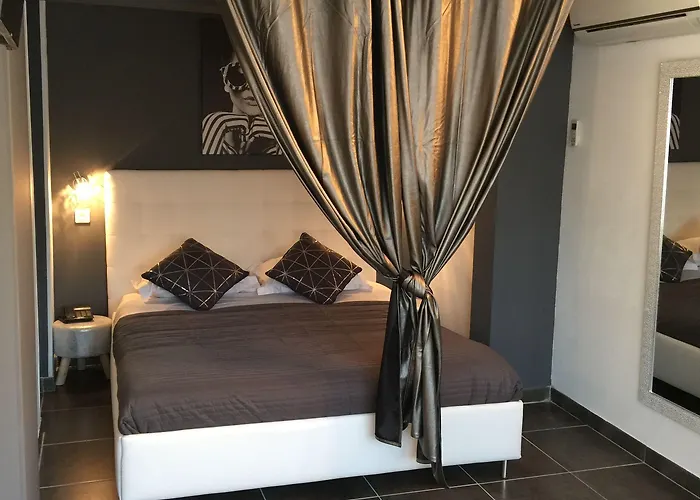 Eden - Centre-ville- Piscine Chauffee, Jacuzzi Et Sauna - Parking Prive Szálloda 3*