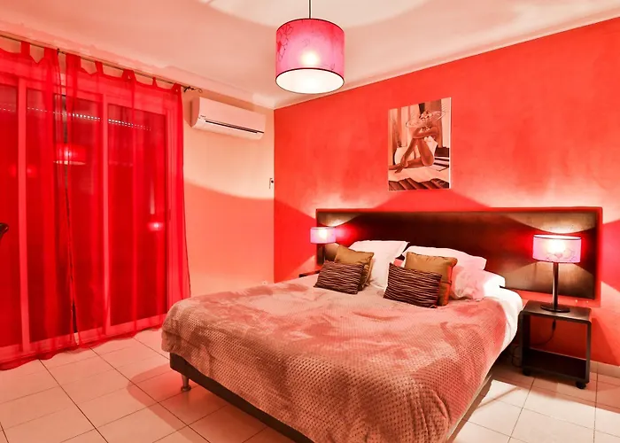 Eden - Centre-ville- Piscine Chauffee, Jacuzzi Et Sauna - Parking Prive 3* Cassis