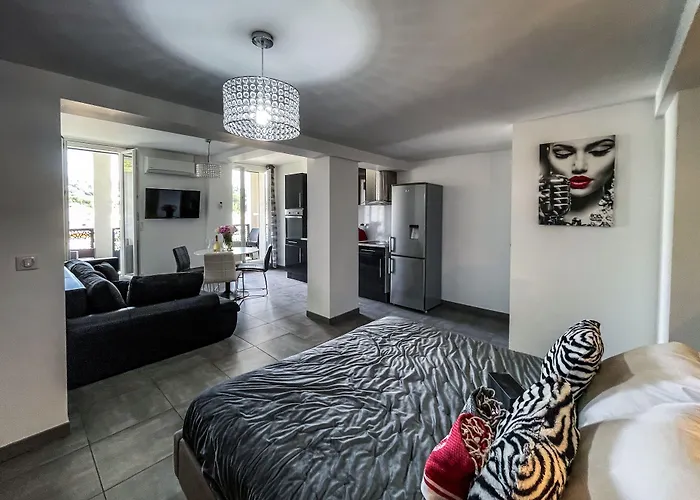 Hotel Eden Cassis - Centre-Ville- Piscine Chauffee, Jacuzzi Et Sauna - Parking Prive Cassis