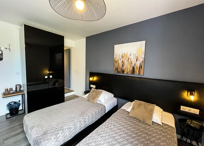 Eden - Centre-ville- Piscine Chauffee, Jacuzzi Et Sauna - Parking Prive Cassis