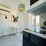 Отель Eden - Centre-ville- Piscine Chauffee, Jacuzzi Et Sauna - Parking Prive Каси