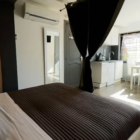 Hotel Eden - Centre-ville- Piscine Chauffee, Jacuzzi Et Sauna - Parking Prive