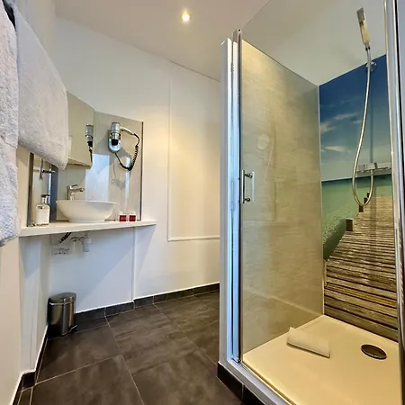 Hotel Hotel Eden Cassis - Centre-Ville- Piscine Chauffee, Jacuzzi Et Sauna - Parking Prive 3*