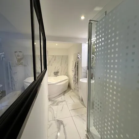 Hotel Eden Cassis - Centre-Ville- Piscine Chauffee, Jacuzzi Et Sauna - Parking Prive Hotel 3*
