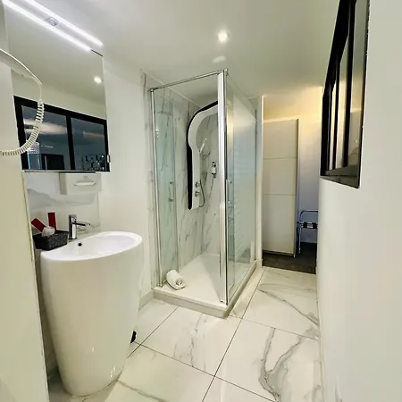 Hotel Eden Cassis - Centre-Ville- Piscine Chauffee, Jacuzzi Et Sauna - Parking Prive 3*