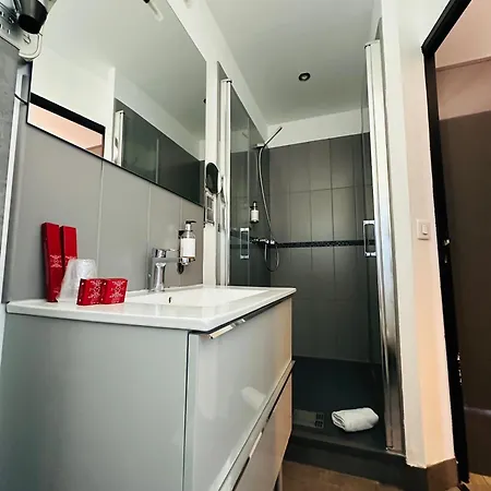 Hotel Eden Cassis - Centre-Ville- Piscine Chauffee, Jacuzzi Et Sauna - Parking Prive 3*