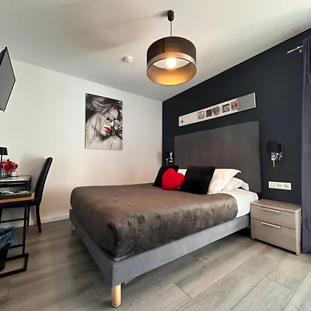 Hotel Eden Cassis - Centre-Ville- Piscine Chauffee, Jacuzzi Et Sauna - Parking Prive 3* Cassis