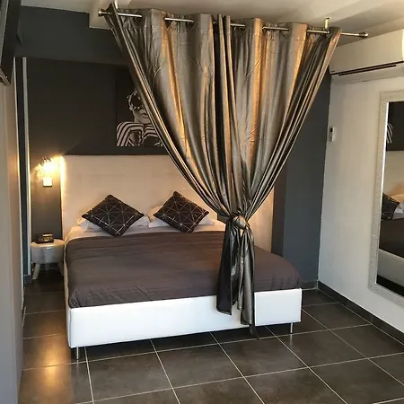 Hotel Eden Cassis - Centre-Ville- Piscine Chauffee, Jacuzzi Et Sauna - Parking Prive Hotel