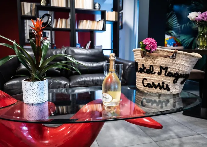 Hotel Eden - Centre-ville- Piscine Chauffée, Jacuzzi Et Sauna - Parking Privé Cassis