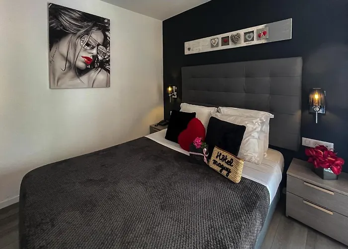 Hotel Eden - Centre-ville- Piscine Chauffée, Jacuzzi Et Sauna - Parking Privé Cassis