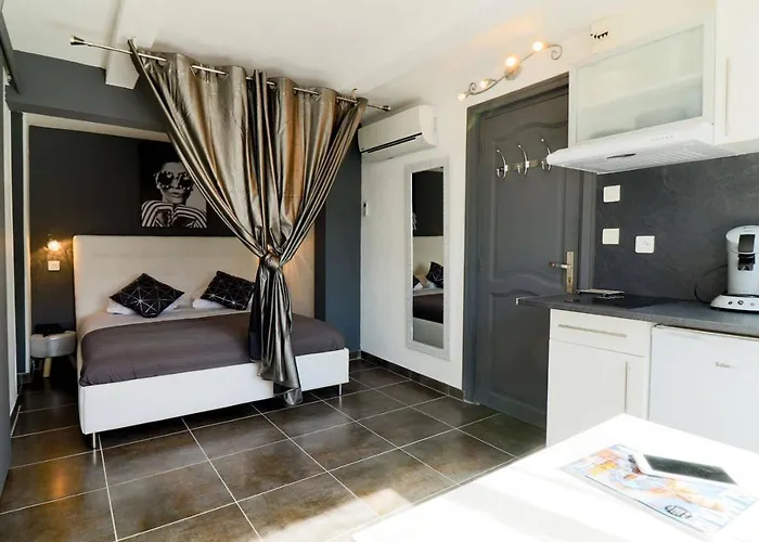 Eden - Centre-ville- Piscine Chauffée, Jacuzzi Et Sauna - Parking Privé Hotel Cassis