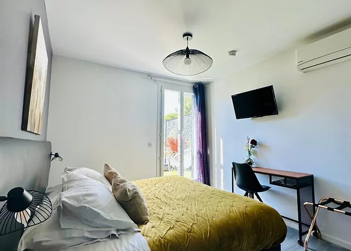 Hotel Eden - Centre-ville- Piscine Chauffée, Jacuzzi Et Sauna - Parking Privé