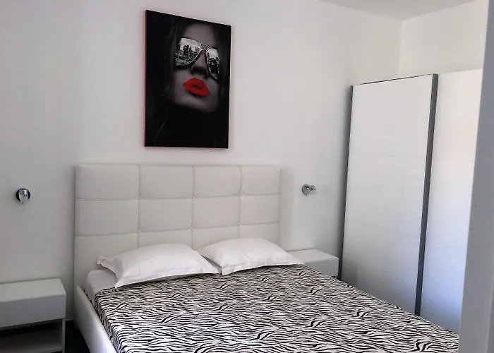 Hotel Eden - Centre-ville- Piscine Chauffée, Jacuzzi Et Sauna - Parking Privé