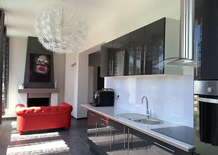 Eden - Centre-ville- Piscine Chauffée, Jacuzzi Et Sauna - Parking Privé Cassis