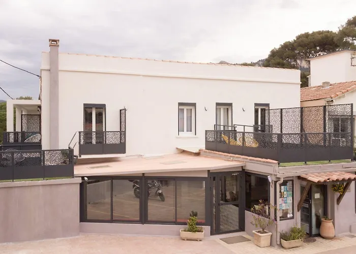 Eden - Centre-ville- Piscine Chauffée, Jacuzzi Et Sauna - Parking Privé 3* Cassis