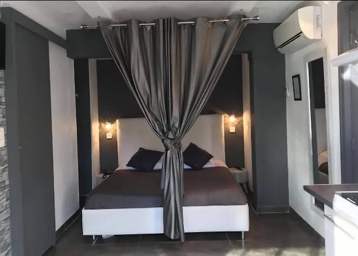 Hotel Eden - Centre-ville- Piscine Chauffée, Jacuzzi Et Sauna - Parking Privé