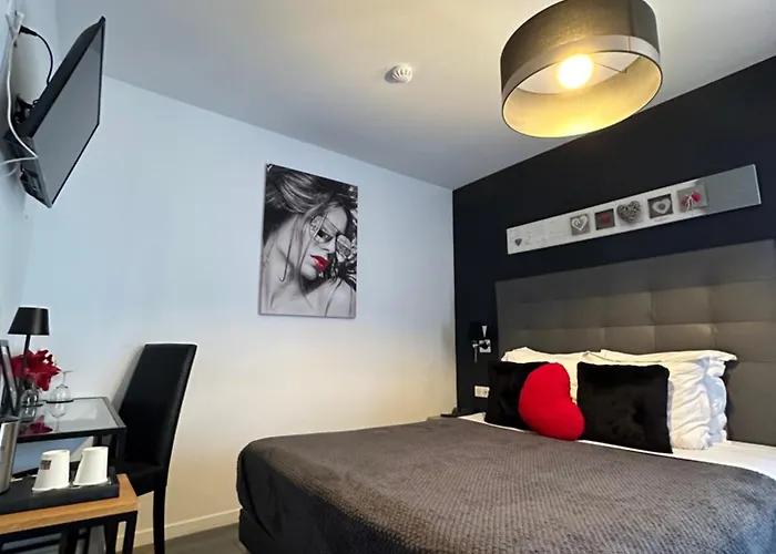 Hotel Eden Cassis - Centre-Ville- Piscine Chauffee, Jacuzzi Et Sauna - Parking Prive Hotell Cassis
