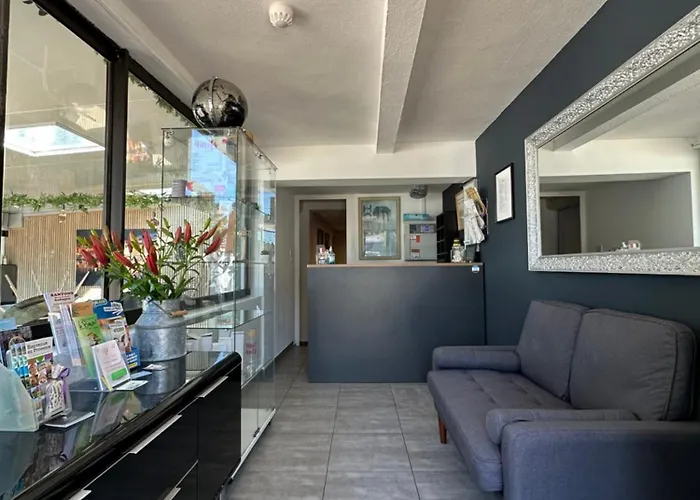 Hotel Eden Cassis - Centre-Ville- Piscine Chauffee, Jacuzzi Et Sauna - Parking Prive
